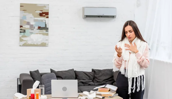 Enferma Joven Empresaria Pie Cerca Del Lugar Trabajo Oficina — Foto de Stock