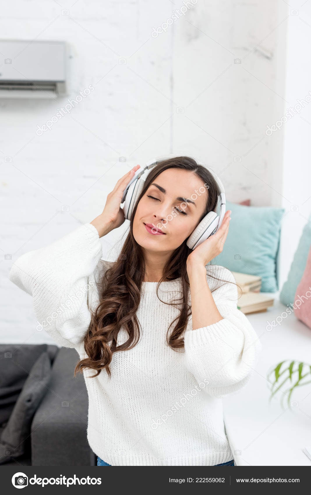 Musique écoute Belle Jeune Femme Avec Casque Sans Fil Maison