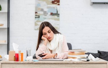 dağınık işyerinde uyuyan overworked hasta genç kadın