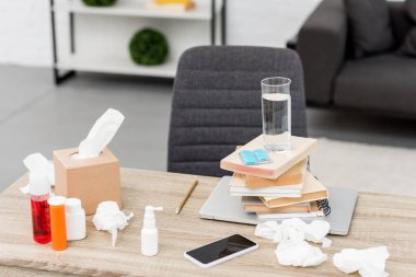 Ofis İşyeri dizüstü bilgisayar ve çeşitli ilaçlar