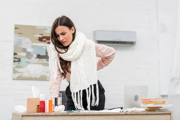 Souffrant Femme Affaires Malade Penché Sur Lieu Travail Avec Des — Photo