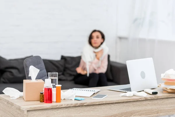 Zieke Jonge Vrouw Zittend Bank Met Bureau Vol Geneesmiddelen Voorgrond — Stockfoto