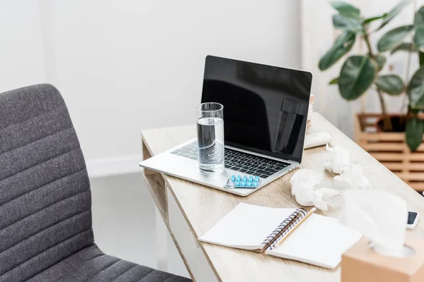 Lieu Travail Bureau Avec Ordinateur Portable Verre Eau Blister Pilules — Photo