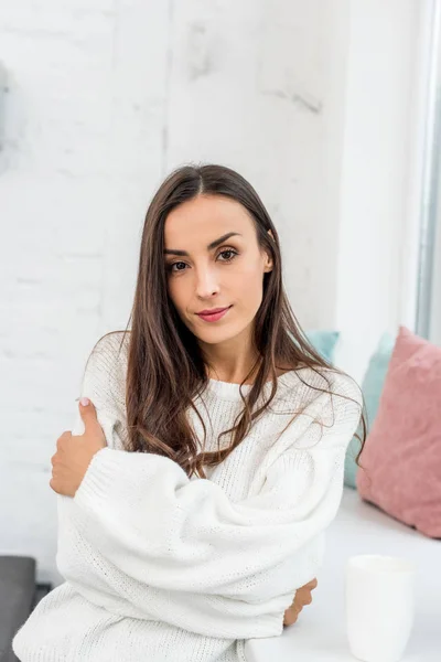 Schöne Junge Frau Weißen Pullover Schaut Die Kamera Fenster — kostenloses Stockfoto