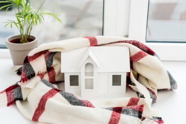 Oyuncak ev modeli şal pencere üzerinde ile yakın çekim vurdu