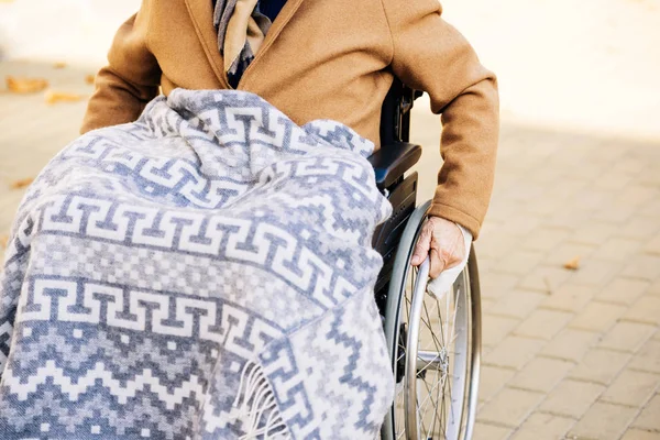 Senior Behinderter Mann Rollstuhl Mit Plaid Auf Beinen Unterwegs Auf — Stockfoto