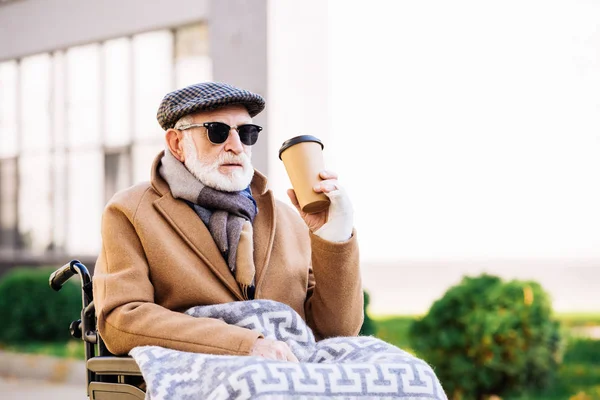 Старший Інвалідний Чоловік Інвалідному Візку Тримає Паперову Чашку Кави Вулиці — стокове фото