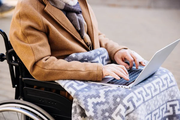 Tiro Recortado Homem Com Deficiência Cadeira Rodas Usando Laptop Rua — Fotografia de Stock