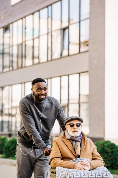 Lächelnder Älterer Behinderter Mann Rollstuhl Mit Kariertem Und Afrikanisch Amerikanischem — kostenloses Stockfoto