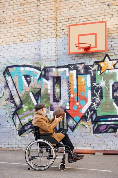 Homme Handicapé Âgé Actif Fauteuil Roulant Jouant Basket Dans Rue — Photo gratuite