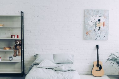raflar, gitar ve beyaz tuğla duvar boyama ile modern yatak odası görünümünü yüksek açı 