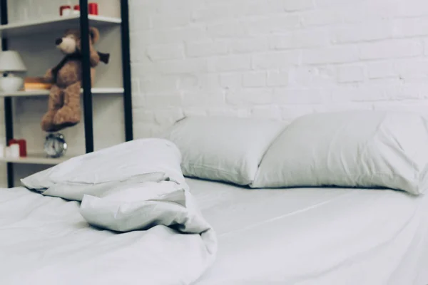 在早晨在家的时候 可以看到床的近距离 有毯子和枕头 — 图库照片