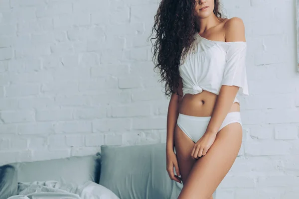 自宅の寝室で白いパンツで魅惑的な中女性の部分的なビュー — ストック写真