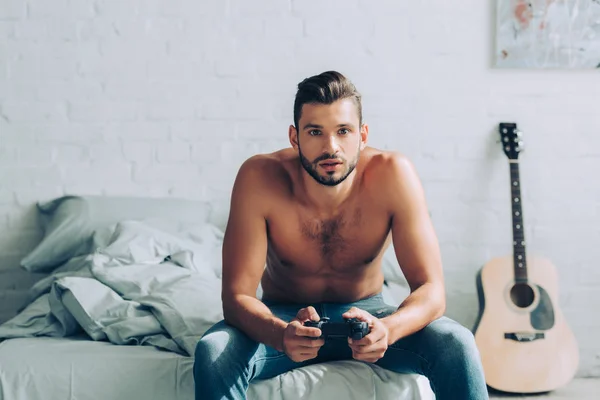 Fokussierter Hemdloser Mann Spielt Hause Schlafzimmer Videospiel Mit Joystick — Stockfoto