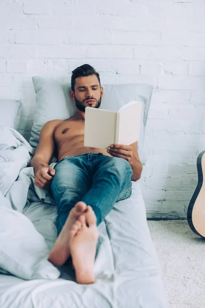 Hombre Musculoso Sin Camisa Enfocado Leer Libro Durante Mañana Dormitorio — Foto de Stock