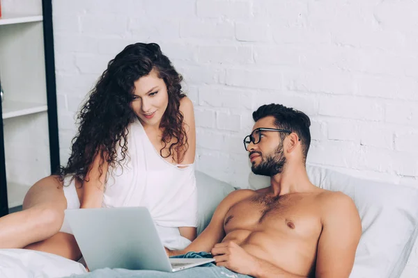 Przystojny Shirtless Mężczyzn Freelancer Okulary Praca Laptopie Podczas Jego Dziewczyna — Zdjęcie stockowe