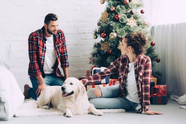 Vista Lateral Hermosa Chica Acariciando Perro Hablando Con Novio Cerca — Foto de stock gratuita