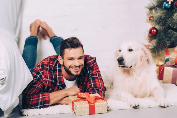 Happy Young Man Adorable Golden Retriever Christmas Home — Stock Photo, Image