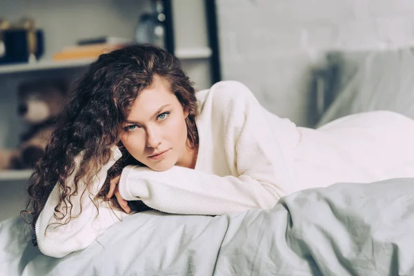 Selective Focus Beautiful Curly Woman Looking Camera Bed Home — Free Stock Photo