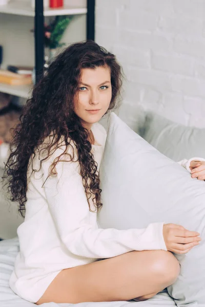 Vrolijke Mooie Gekrulde Vrouw Witte Trui Zitten Bed Thuis — Gratis stockfoto