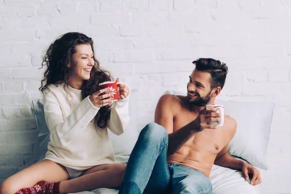 Laughing Young Couple Cups Coffee Sitting Bed Morning Time Home — Free Stock Photo