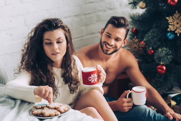 Krullend Jongedame Met Koffiekopje Nemen Gember Cookie Terwijl Haar Vriendje — Stockfoto