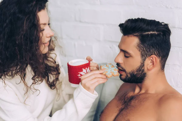 Boční Pohled Krásnou Ženu Šálek Krmení Přítel Cookie Ložnici Doma — Stock fotografie