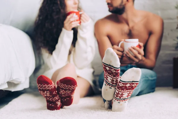 コーヒーを飲むと 身に着けているカップルの画像をトリミング カラフルなソックス自宅 — ストック写真