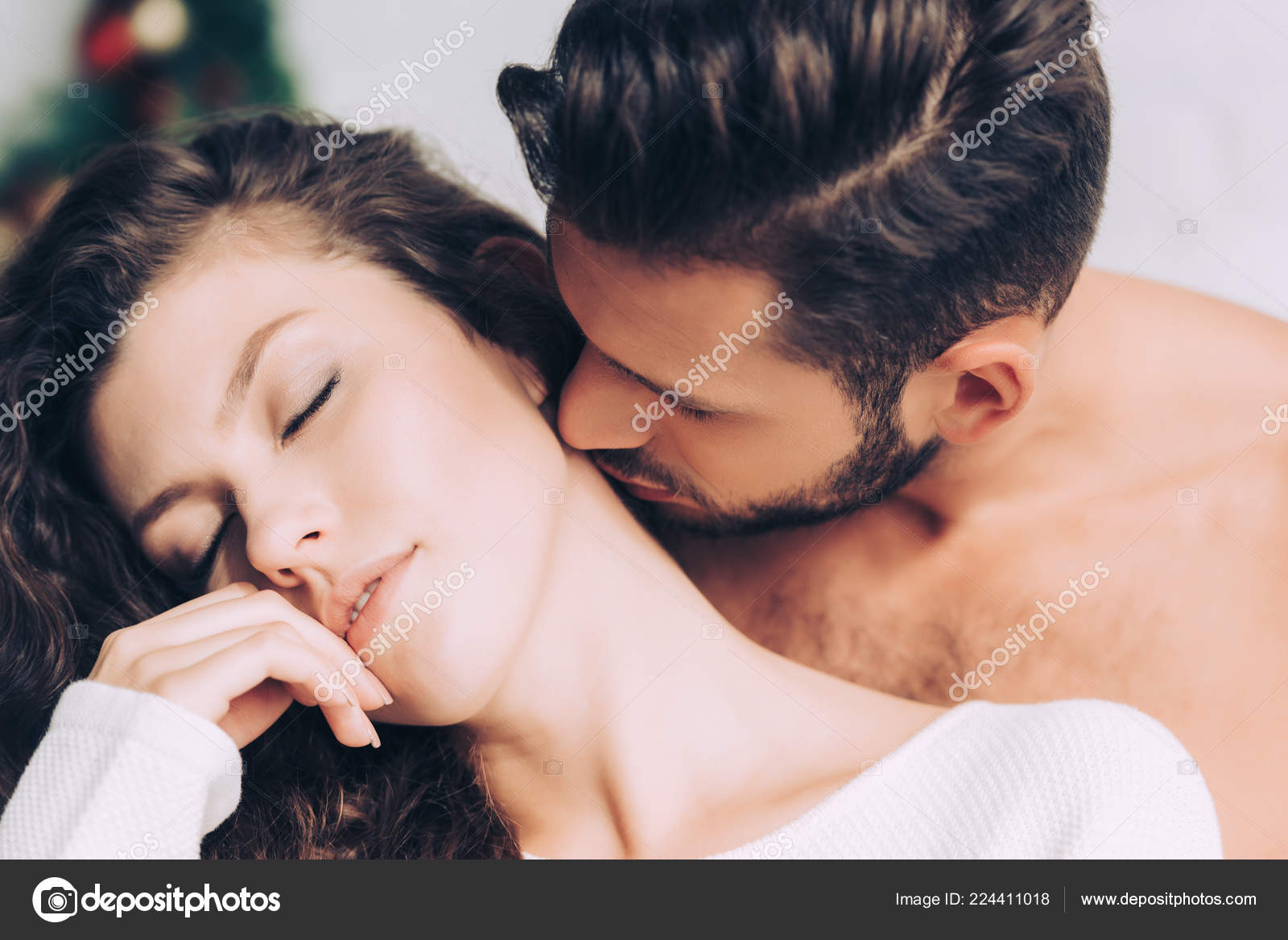 Close Vista Homem Beijando Bela Namorada Pescoço — Fotografia de stock ©  IgorVetushko #224411018, image size:1600x1168