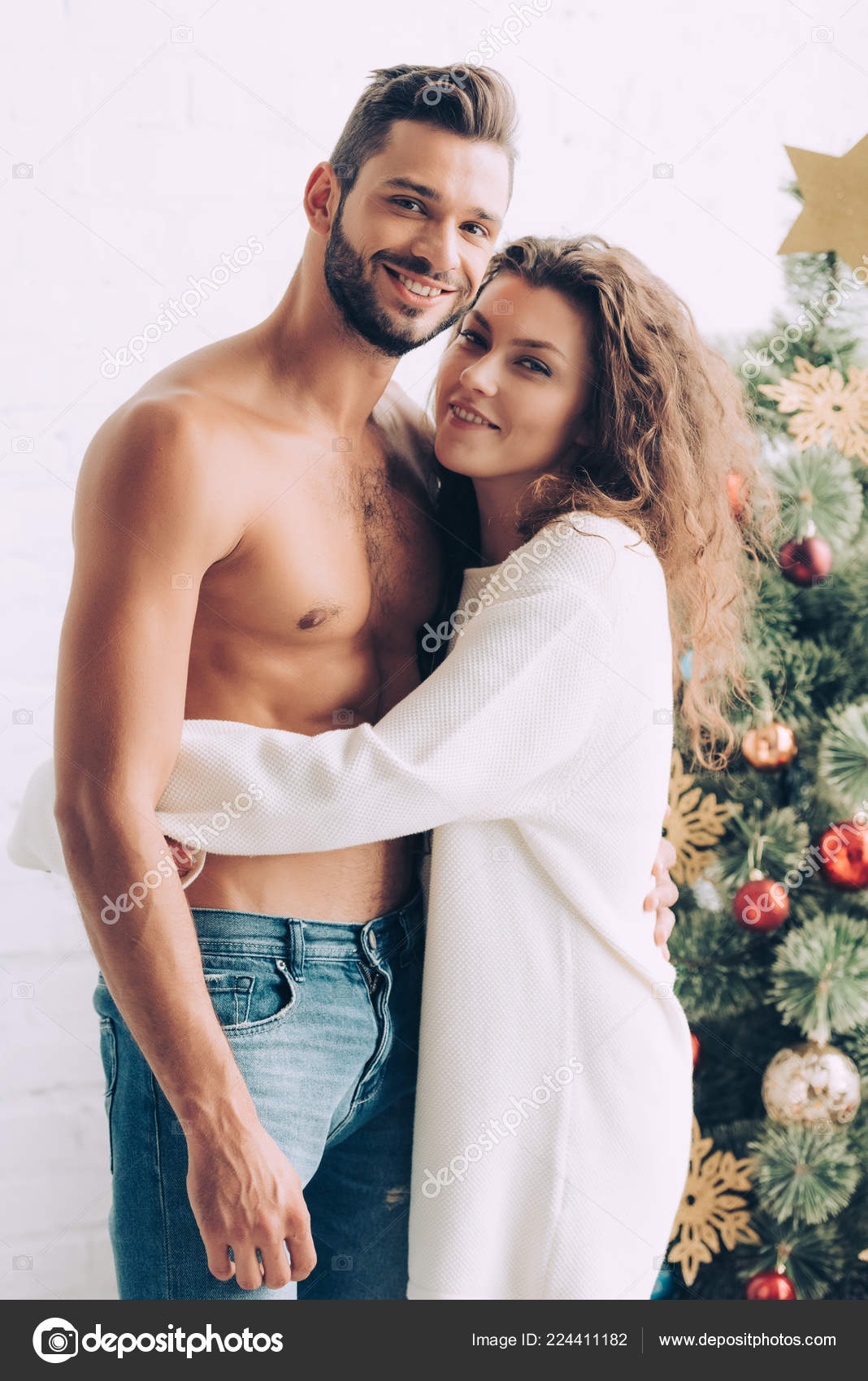 Кудрявая Улыбающаяся Женщина Обнимает Мускулистого Парня Рубашки.