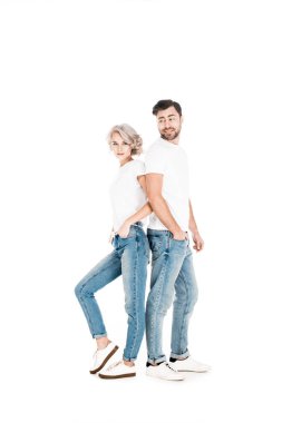 Harika bir çift ayakta sırt sırta beyaz izole