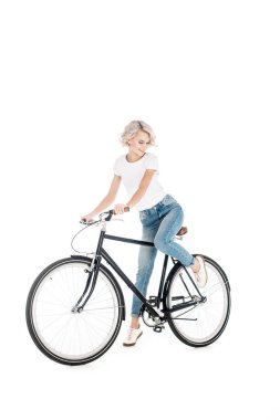 Güzel genç yetişkin kadın üzerinde beyaz izole bisiklet sürme