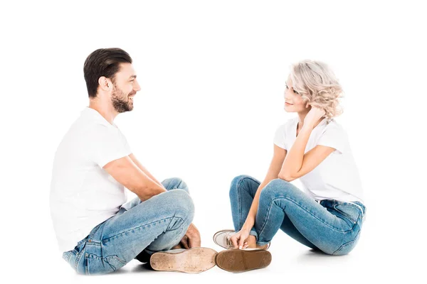 Casal Maravilhoso Olhando Para Outro Enquanto Sentado Isolado Branco — Fotografia de Stock