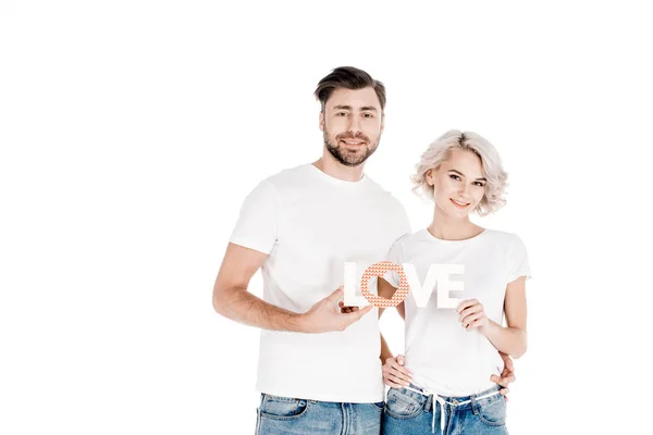 Pasangan Bahagia Berpelukan Sambil Memegang Tanda Cinta Terisolasi Pada Putih — Foto Stok Gratis
