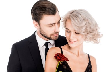 Fantastik çift ayakta beyaz izole çiçek tutan kadın ise birlikte 