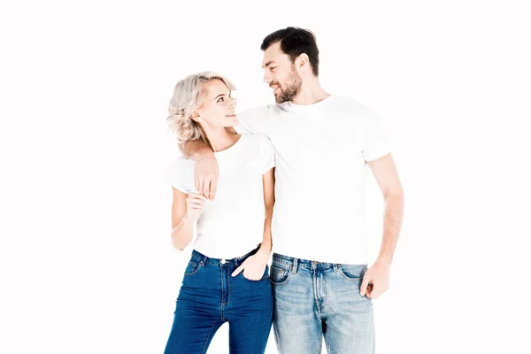 Heureux Couple Souriant Étreignant Tout Regardant Isolé Sur Blanc — Photo