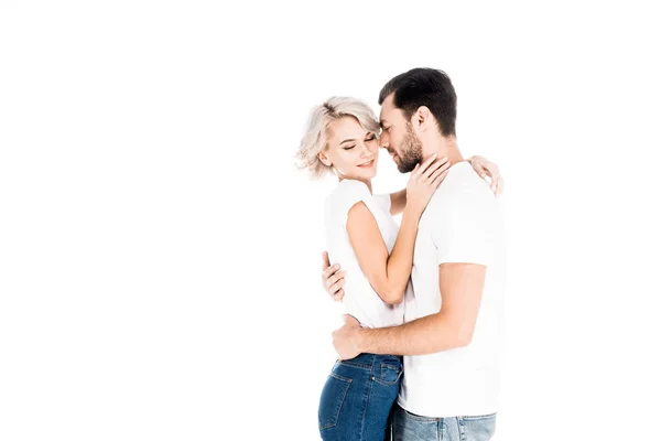 Feliz Jovem Adulto Casal Abraço Isolado Branco — Fotografia de Stock