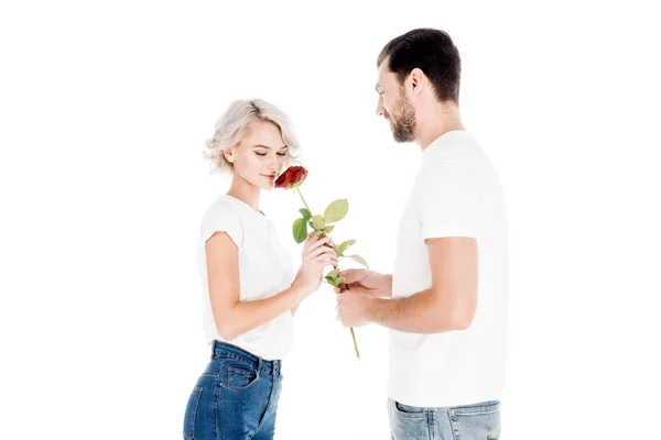 Bonito Homem Dando Vermelho Subiu Para Bela Mulher Loira Isolada — Fotografia de Stock