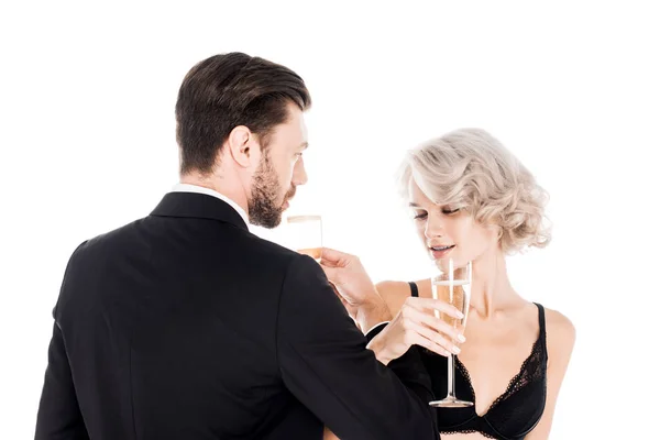 迷人的夫妇叮当作响的香槟杯子查出在白色 — 图库照片