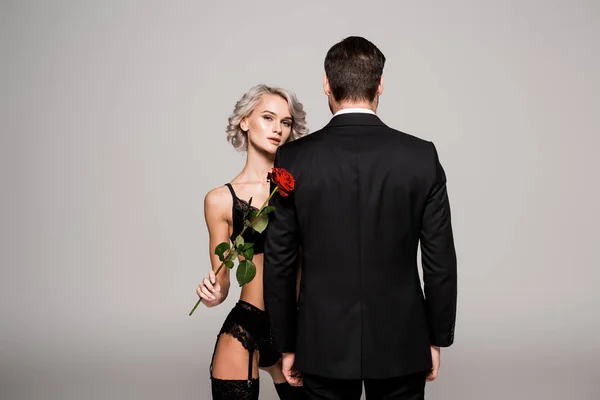 Mulher Sedutora Lingeriewith Vermelho Rosa Perto Homem Traje Preto Isolado — Fotografia de Stock