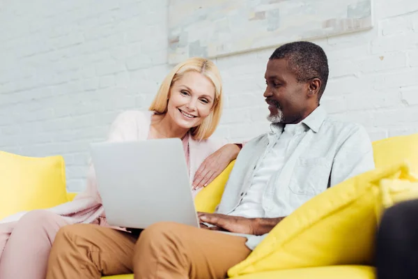 Mulher Feliz Sentada Sofá Com Homem Americano Africano Usando Laptop — Fotografia de Stock