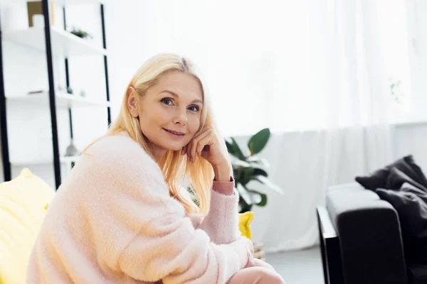 Vacker Blond Mogen Kvinna Sitter Ljusa Gula Soffa — Gratis stockfoto