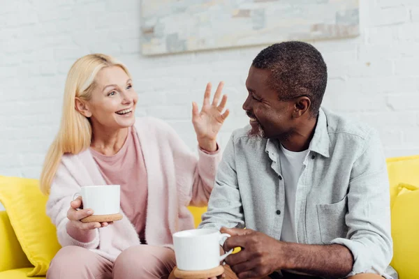 Mulher Madura Emocional Sentado Sofá Falando Com Homem Americano Africano — Fotografia de Stock