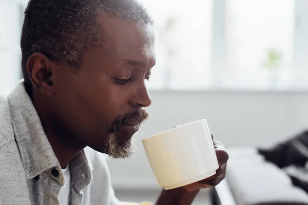 Close Homem Americano Africano Maduro Bebendo Café Sala Estar — Fotografia de Stock