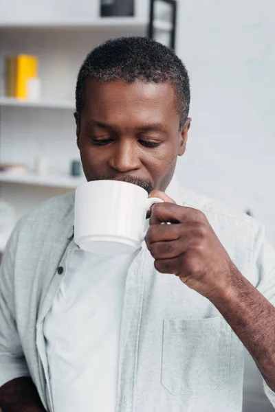 Dojrzały Człowiek African American Trzymając Kubek Biały Pije Kawę — Zdjęcie stockowe