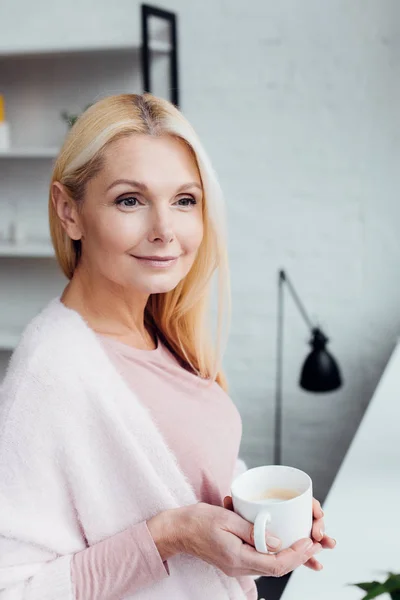 Atractiva Mujer Rubia Madura Sosteniendo Taza Café Blanco — Foto de stock gratis