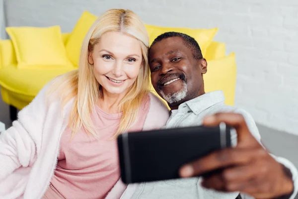 Sonriente Mujer Madura Africano Americano Hombre Tomando Selfie — Foto de Stock