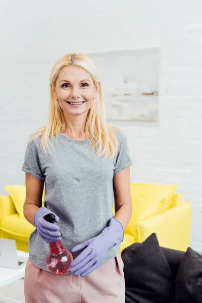 Hermosa Mujer Guantes Goma Con Spray Haciendo Limpieza Casa — Foto de Stock