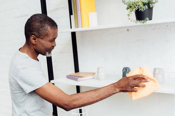Afro Amerikan Olgun Adam Uzakta Toz Temizleme — Stok fotoğraf
