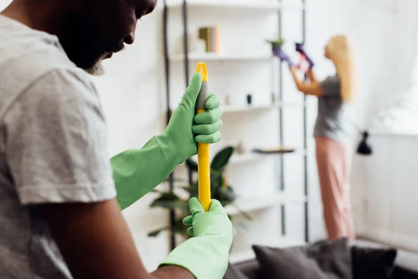 African American Orang Dewasa Dalam Sarung Tangan Karet Memegang Pel — Stok Foto